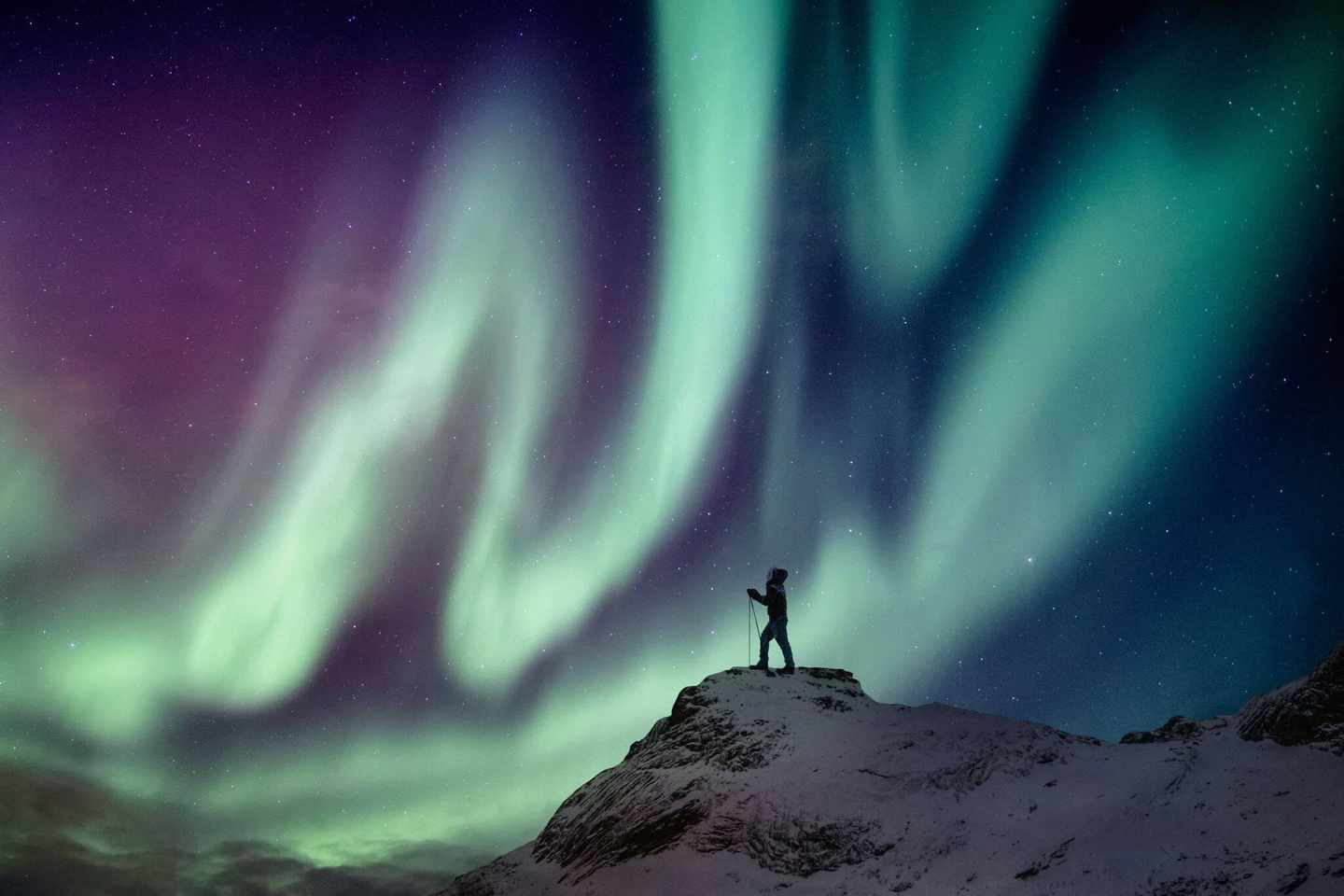 norwegen-mann-vor-nordlicht-g-1144527680.jpg