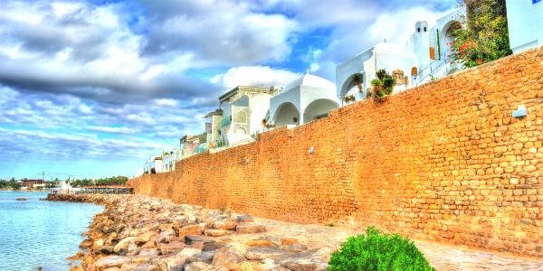 Hammamet_Bucht_Medina_GettyImages-882585054.jpg