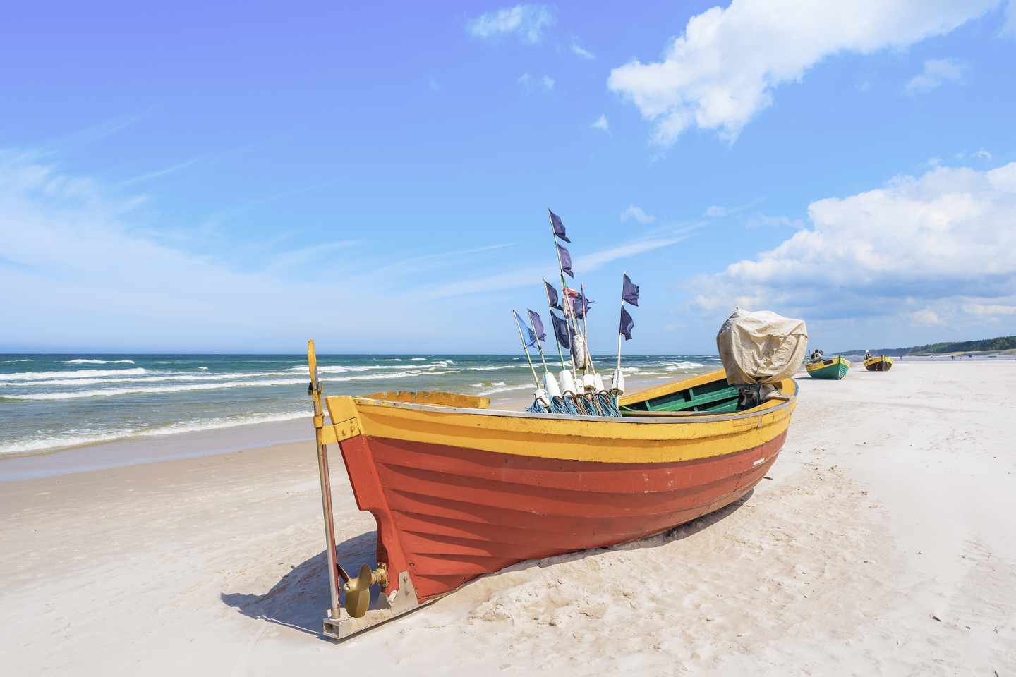 polen-kolberg-buntes-schiff-am-ostsee-strand-g-674984882.jpg