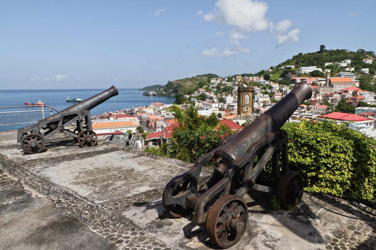 blt74d3ee0eb3748fb7-grenada-st-georges-kanonen-im-panorama-g-182154098.jpg Kanonen in St. Georges auf Grenada