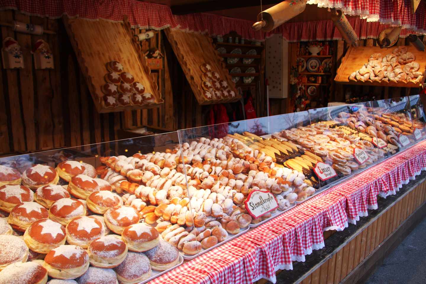 Verkaufsstand auf einem Wiener Weihnachtsmarkt mit Krapfen, Kipferln und weiterem österreichischem Gebäck