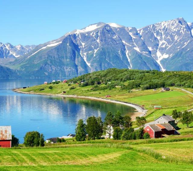 Norwegen Sehenswürdigkeiten norwegen-troms-lyngenfjord-lyngenalpen-landschaft-meer-berge-g-844364846.jpg