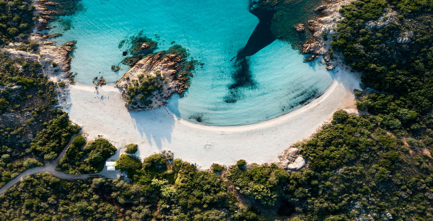 italien-costa-smeralda-blick-vob-oben-atemberaubenden-luftaufnahme-einer-grünem-küste-mit-wunderschönen-prince-beach-g1341987230.jpg