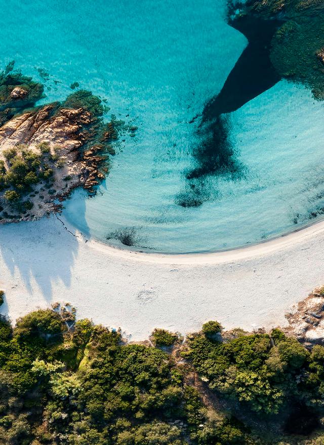 Costa Smeralda Strände italien-costa-smeralda-blick-vob-oben-atemberaubenden-luftaufnahme-einer-grünem-küste-mit-wunderschönen-prince-beach-g1341987230.jpg