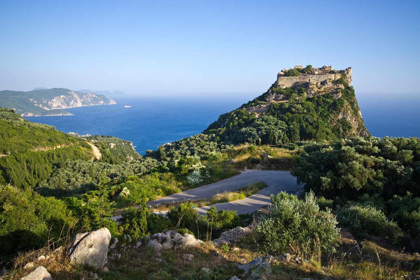 griechenland-korfu-schoenste-orte-panoramaaussicht-auf-klippe-samt-alter-festungsanlage-angelokastro-g-470849748.jpg