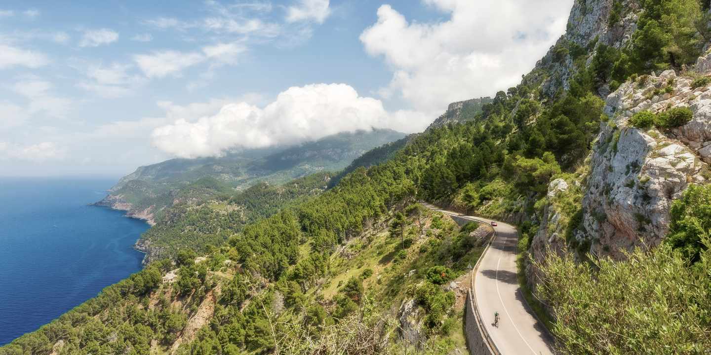 spanien-mallorca-kuestenstrasse-mit-blick-auf-die-serra-de-tramuntana-g-1086524602.jpeg