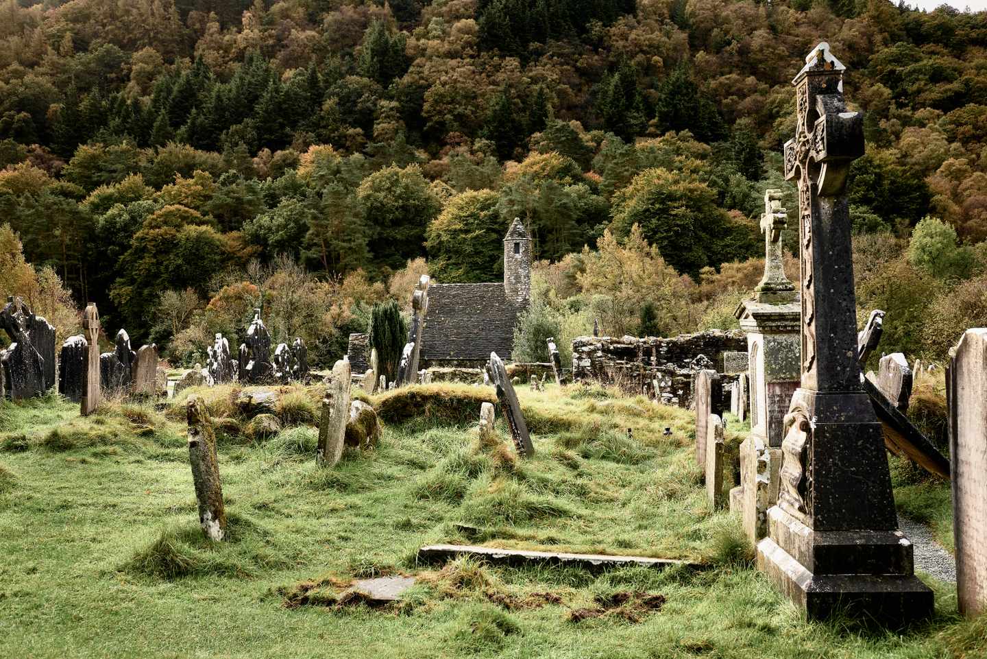Ein alter Friedhof in Glendalough in Irland