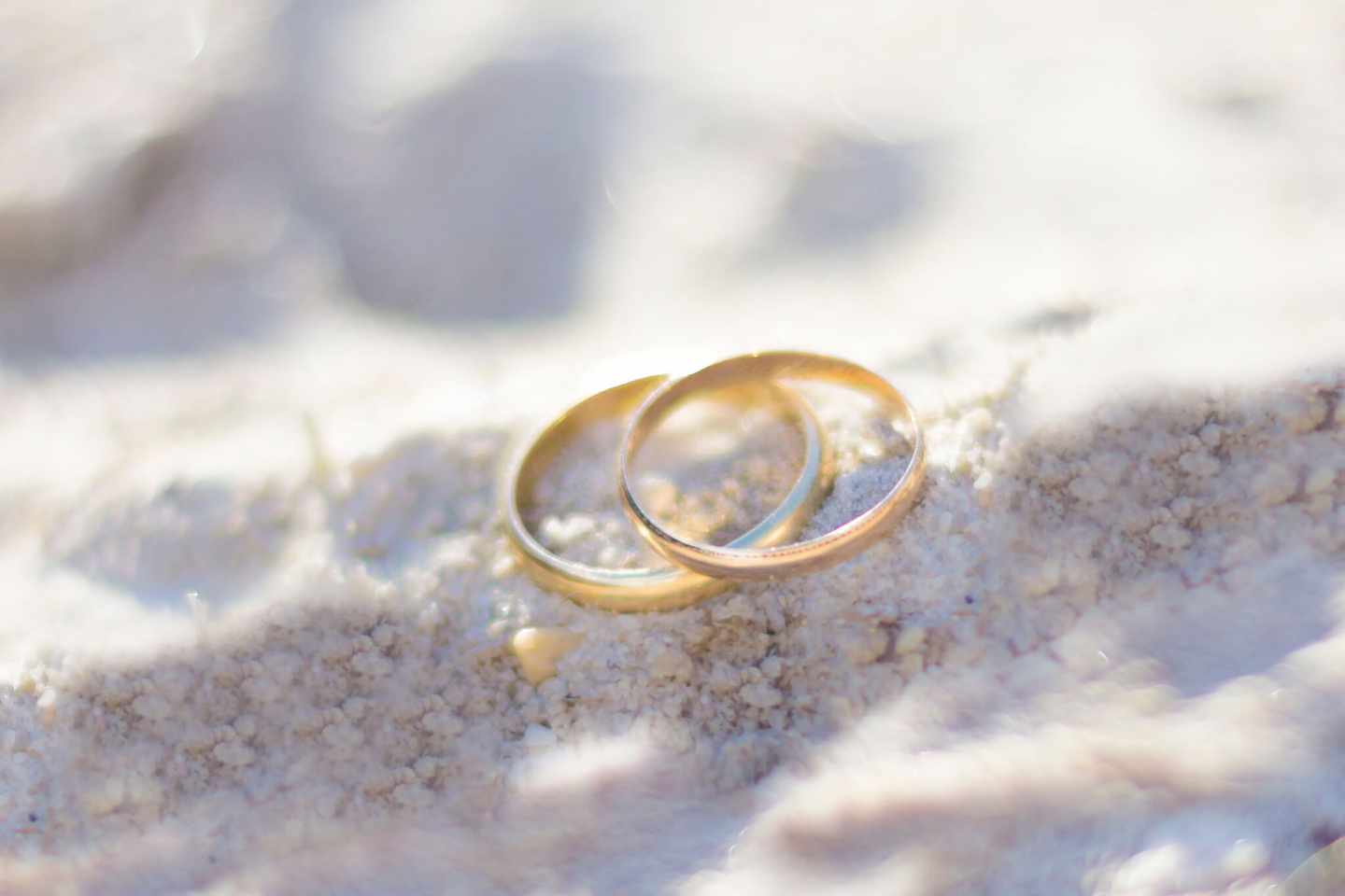 strandhochzeit-eheringe-im-sand-g-474109114.jpg