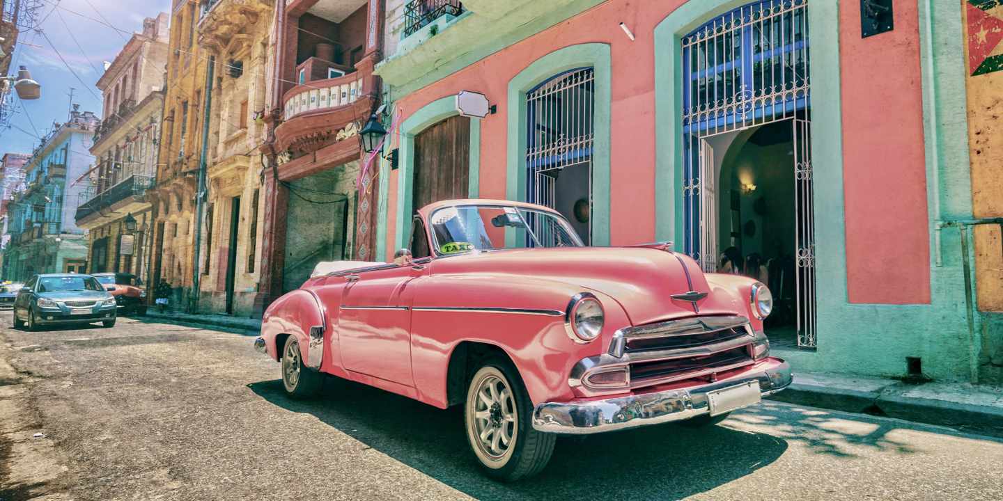 kuba-havanna-oldtimer-taxi-in-der-altstadt-g-1136626050.jpeg