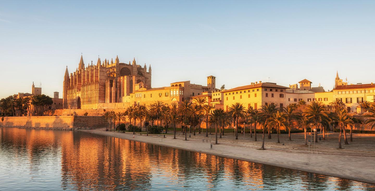 spanien-mallorca-palma-de-mallorca-sehenswuerdigkeiten-kathedrale-de-santa-maria-bei-sonnenaufgang-g-1156060859.jpg
