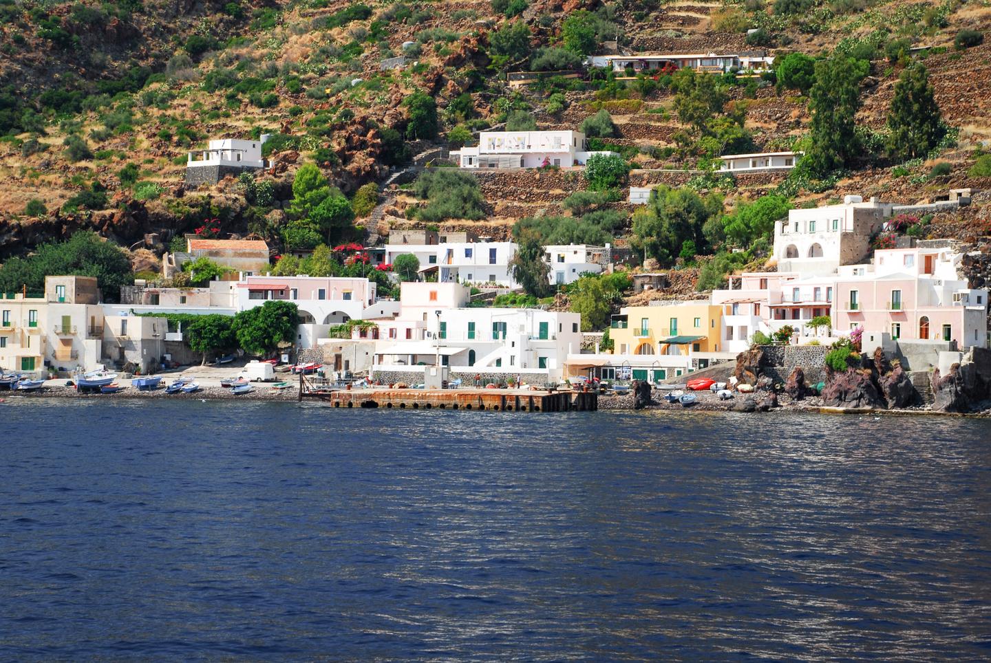 italien-liparische-inseln-alicudi-g-589538268.jpg