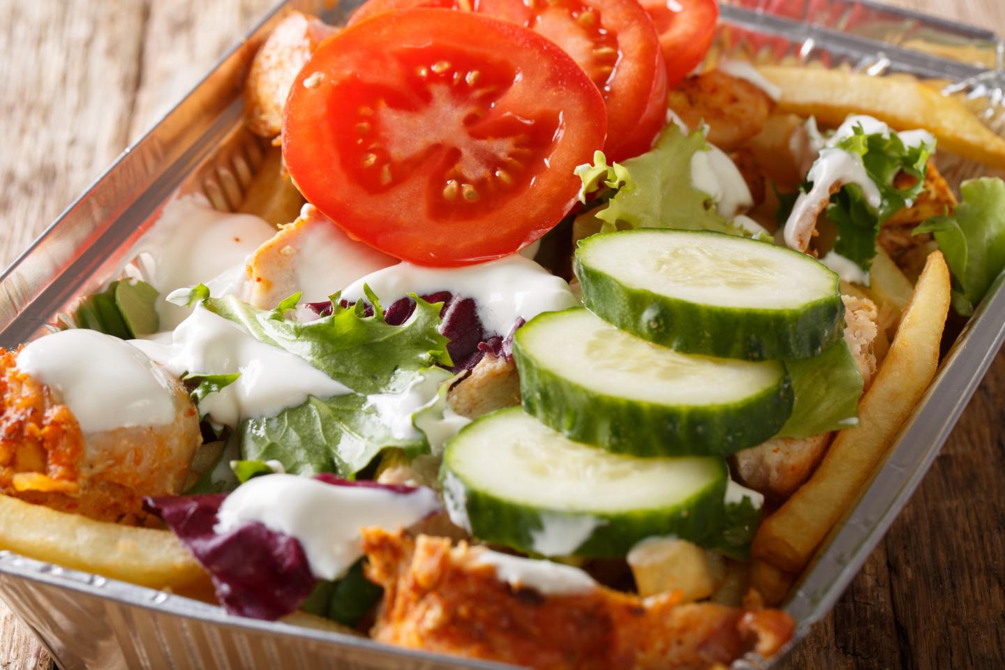 daenemark-kopenhagen-food-niederländischer-snack-kapsalon-g-1145844833.jpg