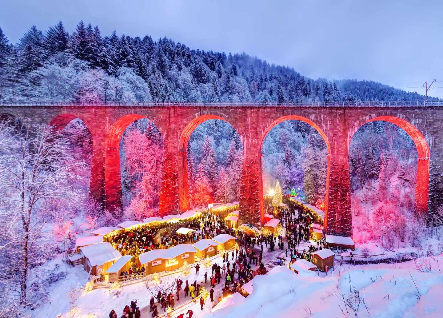 Weihnachtsmarkt in der Ravennaschlucht unter dem beleuchteten Viadukt der Höllentalbahn