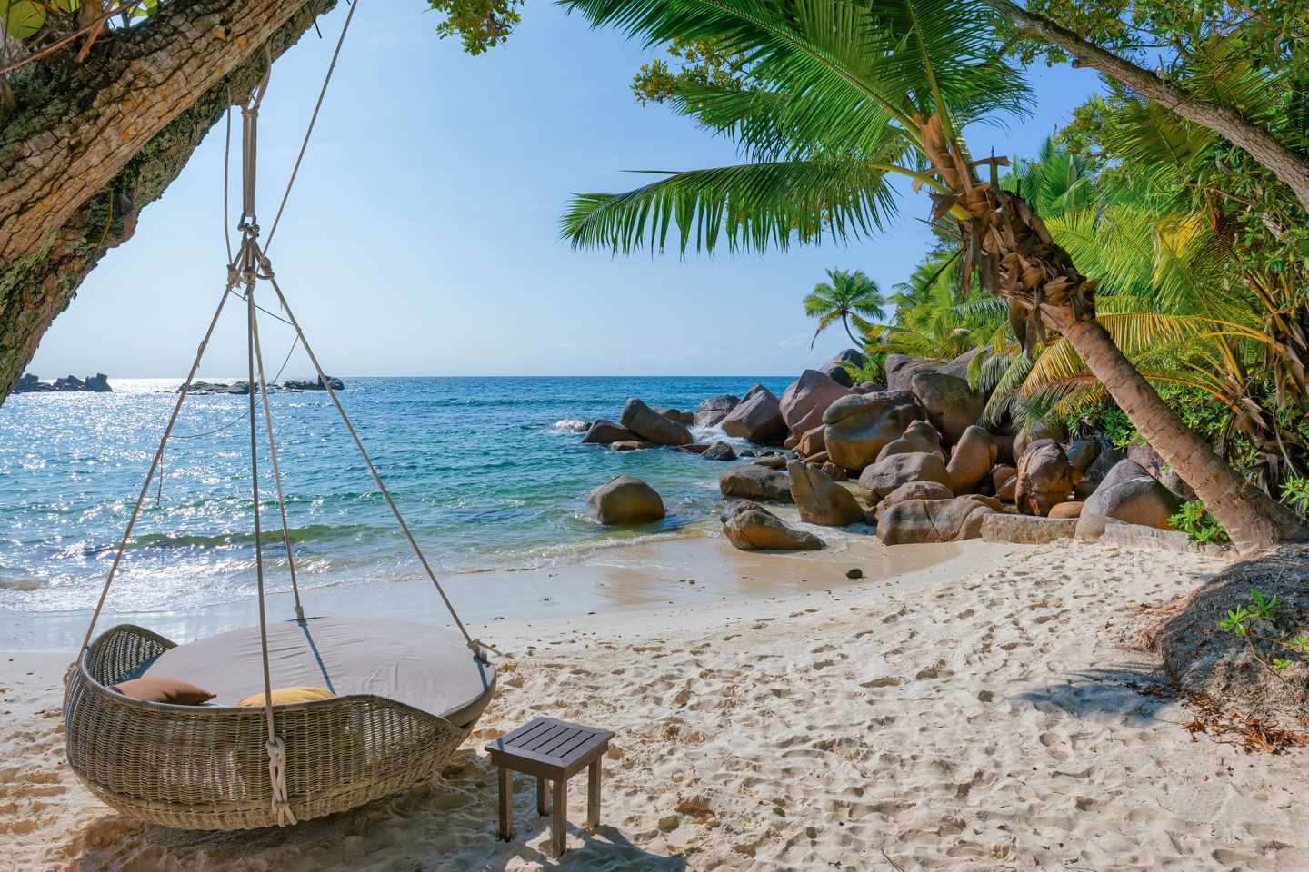 seychellen-praslin-petite-anse-kerlan-liegekorb-am-wasser-g-1394241114.jpg