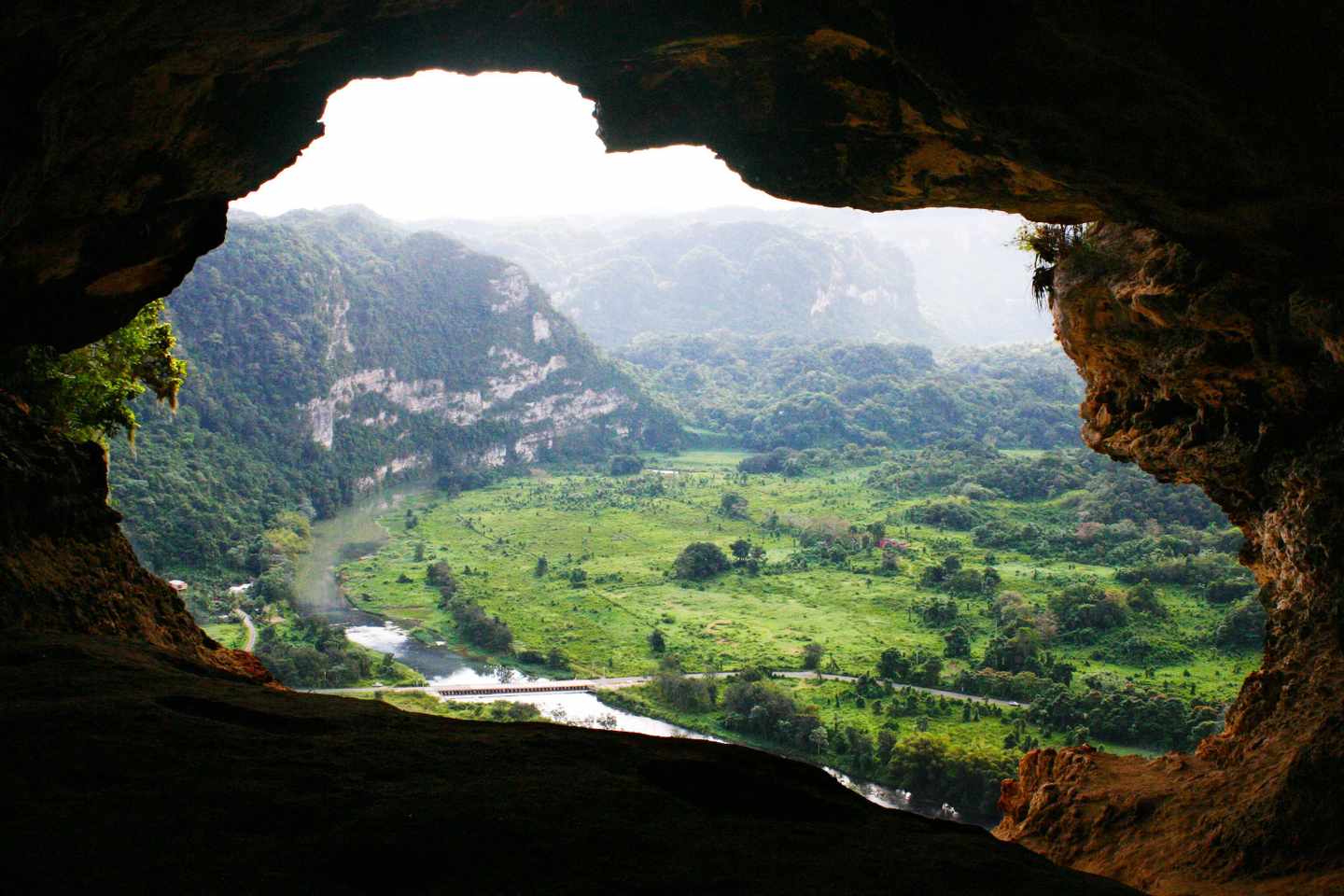 puerto-rico-hoehle-cueva-ventana-bei-arecibo-t-504293111.jpg