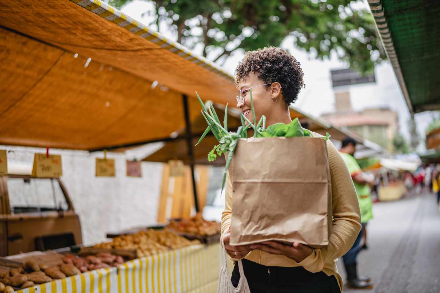 brasilien-sao-paulo-junge-frau-kauft-gemuese-auf-markt-ein-g-1369522078.jpg