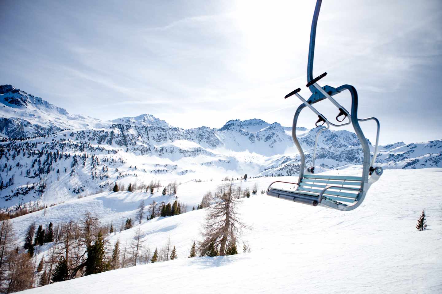 schweiz-alpen-skilift-vor-verschneiter-kulisse-g-155386322.jpg