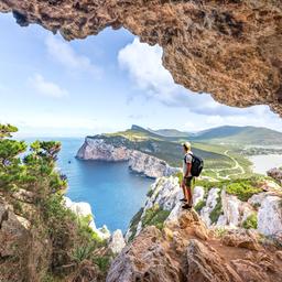 italien-sardinien-capo-caccia-wanderer-hoehle-ausblick-steilkueste-g-1269866065.jpg