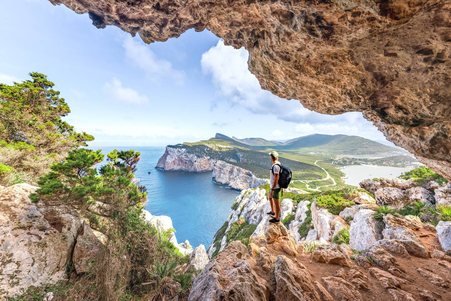 italien-sardinien-capo-caccia-wanderer-hoehle-ausblick-steilkueste-g-1269866065.jpg