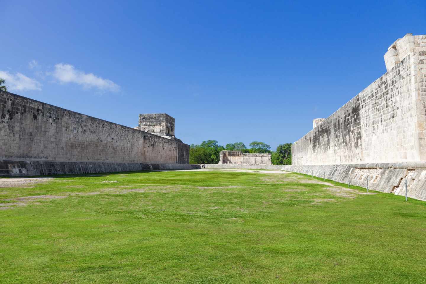 Mexiko-Yucatan-Chichen-Itza-großer-Ballspielplatz-g-481265843.jpg