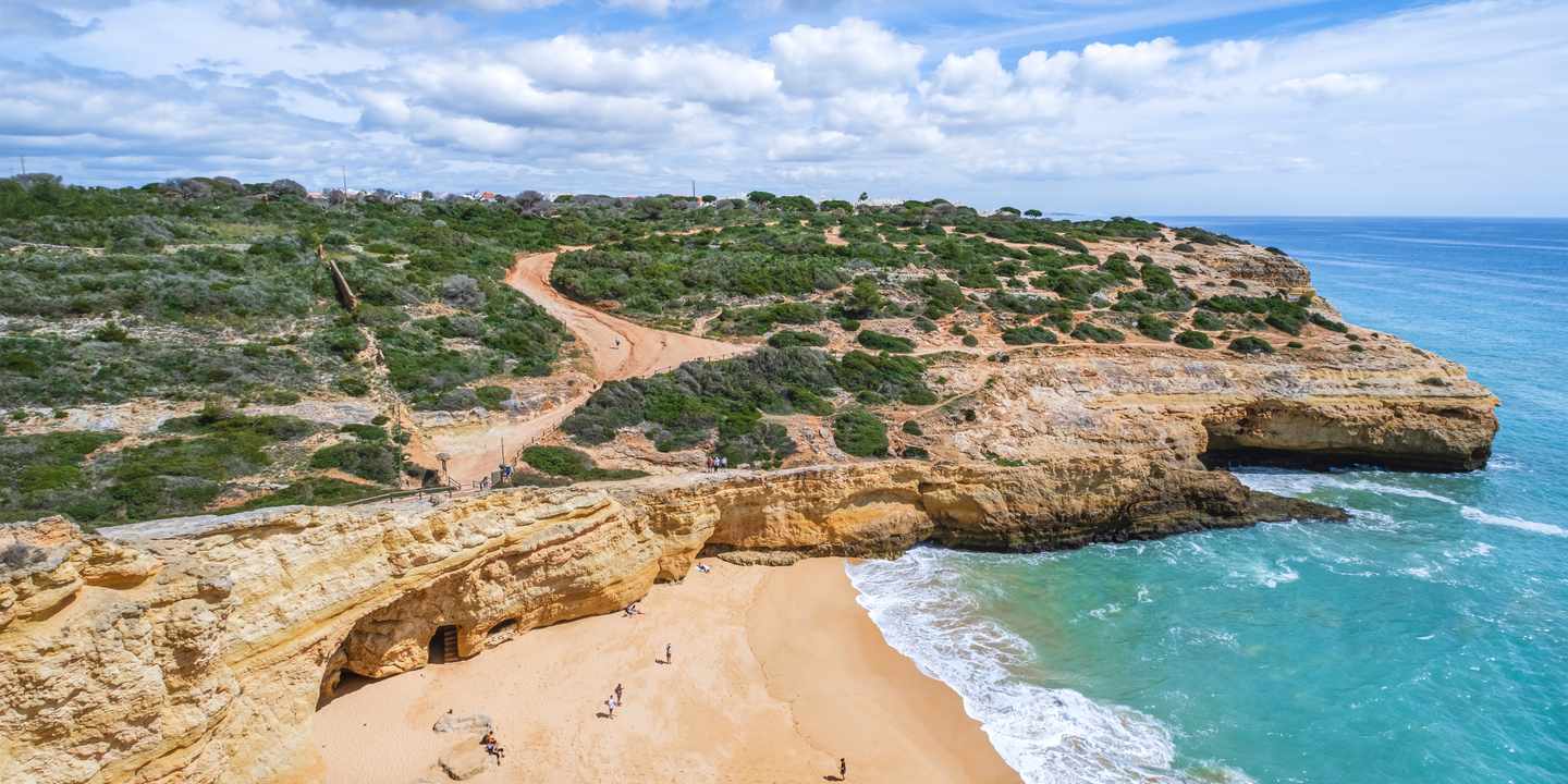 portugal-algarve-praia-do-carvalho-luftaufnahme-bucht-g-2202454301.jpg