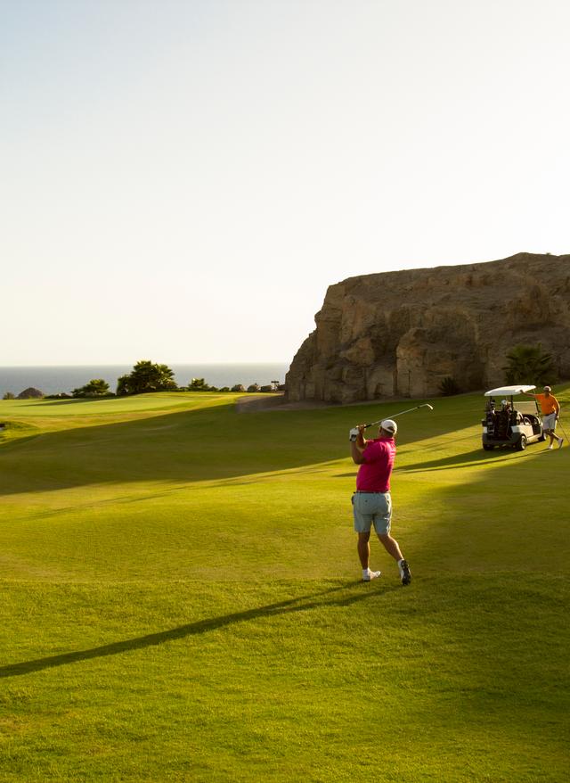 spanien-gran-canaria-golfplatz-golfspieler-g-186716279.jpg