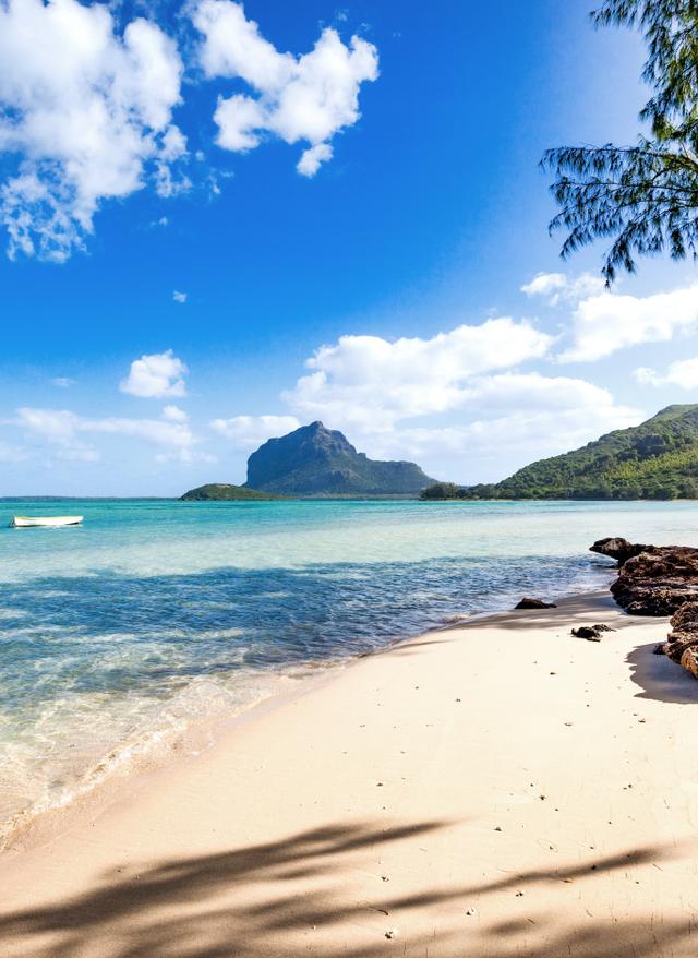 Mauritius Strand Boote auf dem Meer Palmen