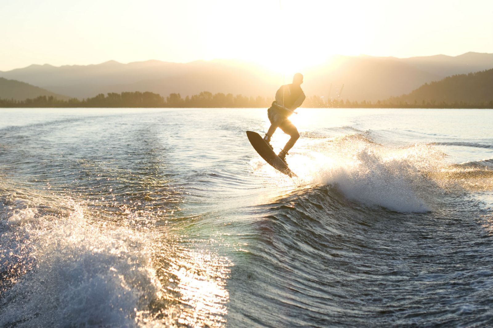 Wakeboarder auf einem See im Sonnenlicht