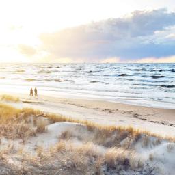 wellness-paar-macht-strandspaziergang-g-1219125920.jpg
