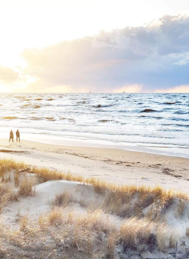 Wellnessurlaub Ostsee wellness-paar-macht-strandspaziergang-g-1219125920.jpg