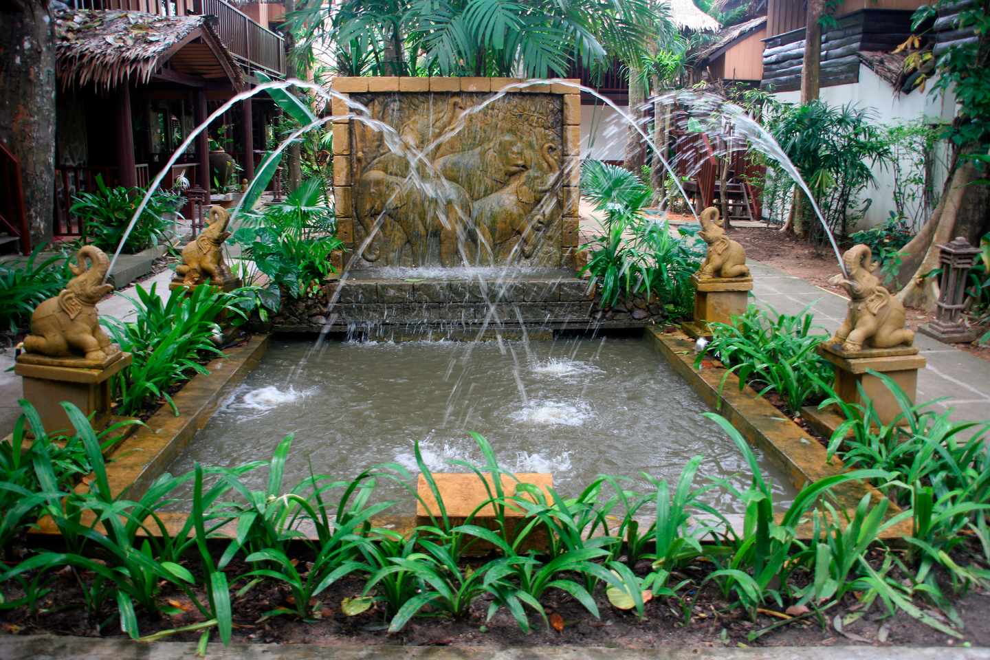 thailand-koh-chang-elefanten-brunnen-t-90383697.jpg
