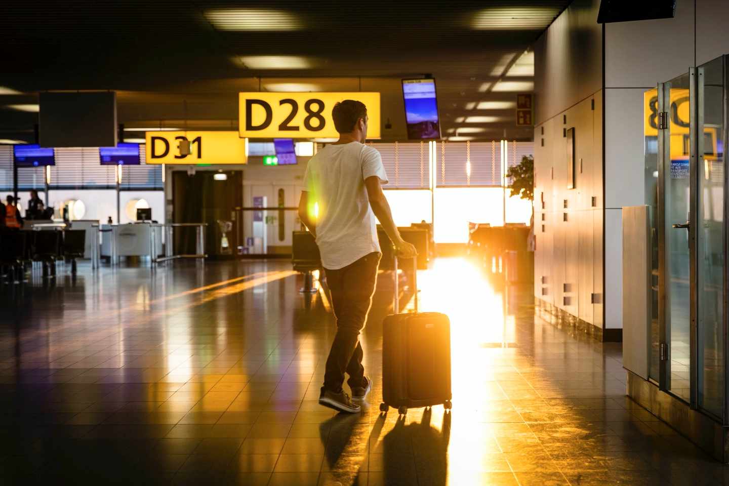 flughafen-ankunft-gate-g-1130466224.jpg