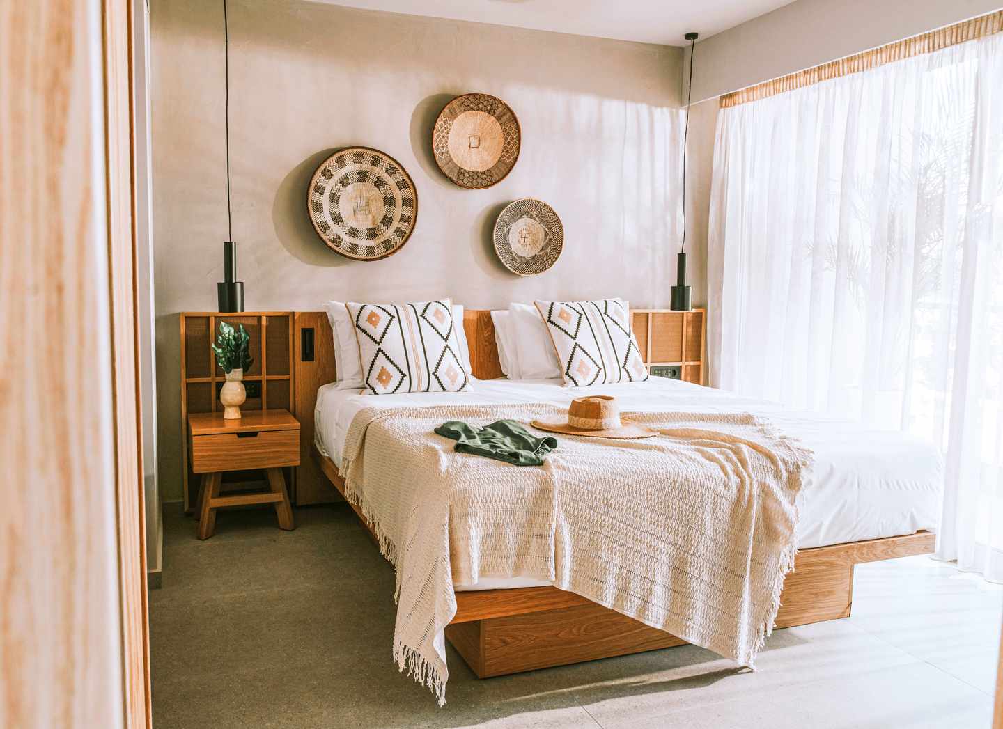 blt033977e9f42e535b-griechenland-kreta-sentido-unique-blue-resort-doppelzimmer-DER1405954.jpg Boho-Style trifft auf moderne Eleganz – stilvolles Hotelzimmer im Sentido Unique Blue Resort